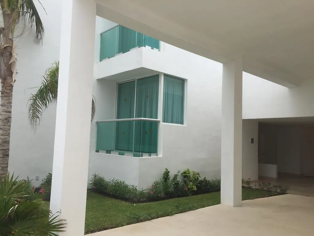 Estudios Yalmakan Cancún 0*,